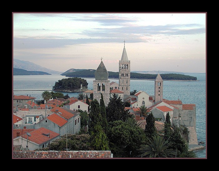 Městečko Rab za soumraku