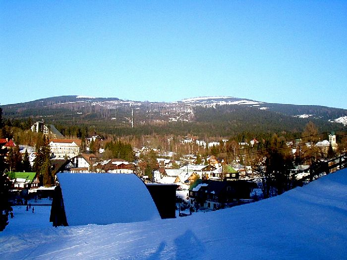 Pohled z harrachovské běžecké dráhy na město