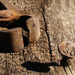 Prkno, hřebík a kleště