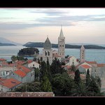 Městečko Rab za soumraku