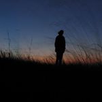 slyšet trávu růst