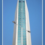 Beton, sklo a modrá obloha