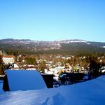 Pohled z harrachovské běžecké dráhy na město