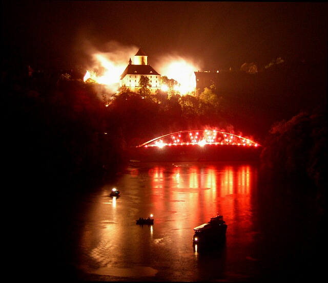 Veveří při hře světel