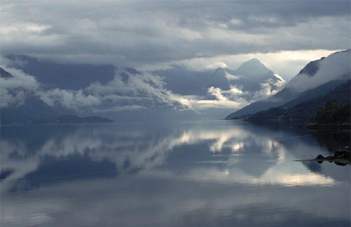 Ranni ponury fjord