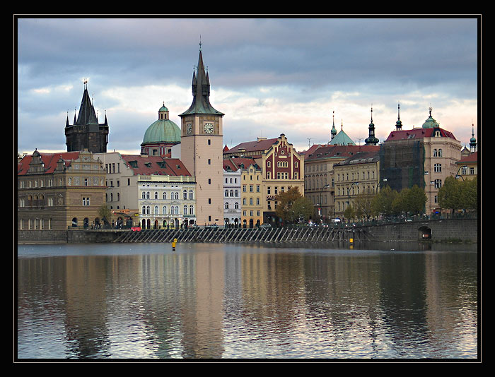 <b> Karlovy lázně </b>