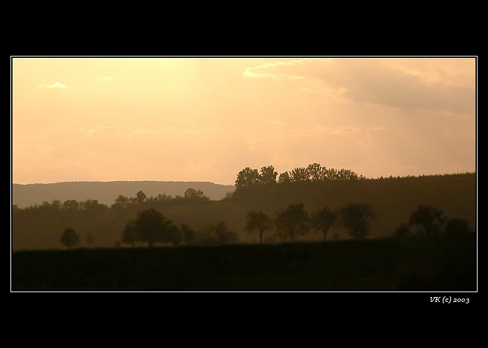 za třemi hřbety...