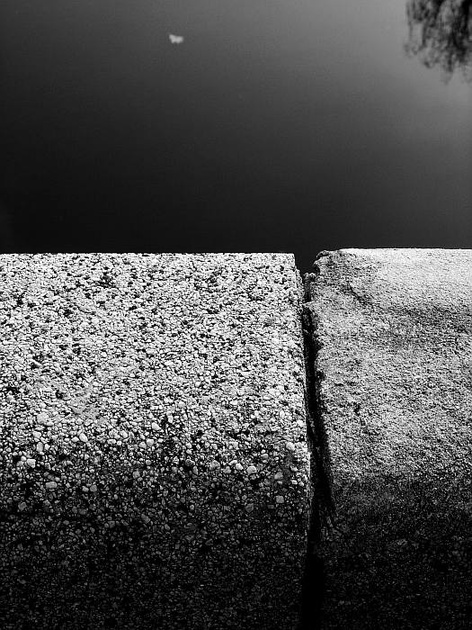 Dva povrchy mostního zábradlí