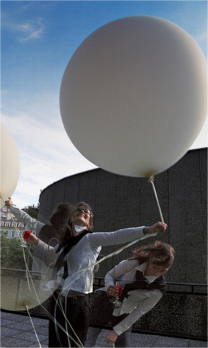 Hi Neo. Dokazes to i s poharom a balonom?