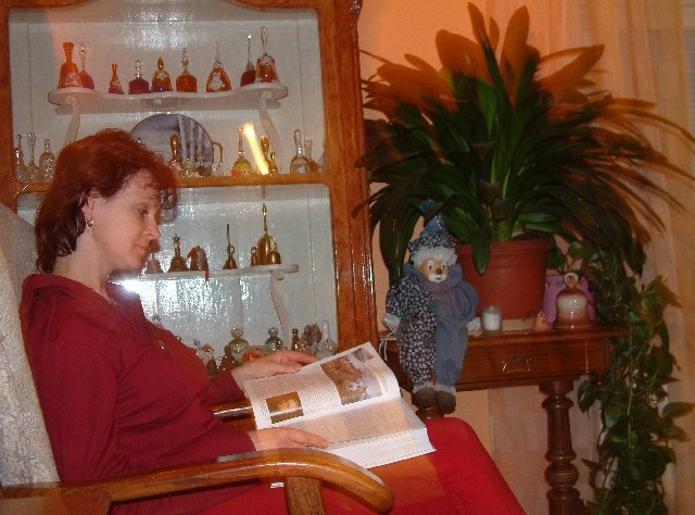 Máma čte a kašpar se nudí