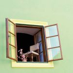 Okno a židle v Č.Krumlově