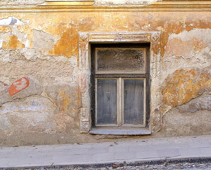 Okno v přízemí je zavřené i dnes ...