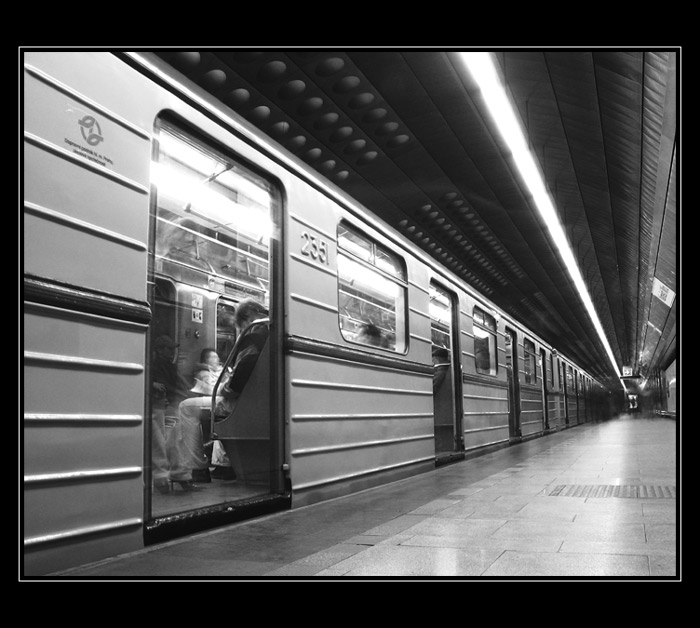 PRAŽSKÉ METRO - "nastupovat"