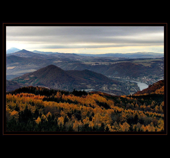 ...z rozhledny nad městem...