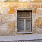 Okno v přízemí je zavřené i dnes ...