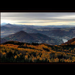 ...z rozhledny nad městem...