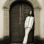 ... ve dveřích ...