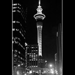 Když nemají sníh, aspoň si vše bíle nasvítí