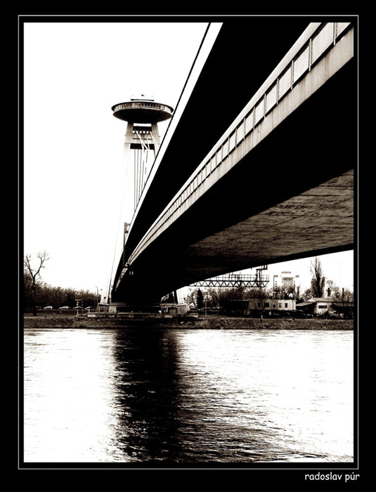 Betonový pomník.
