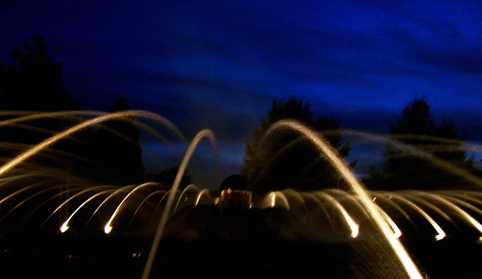 Zpívající fontána - večerní