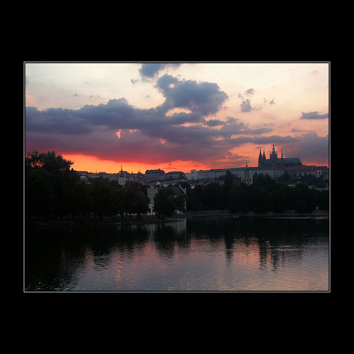 * <b> H - v podvečer</b> *