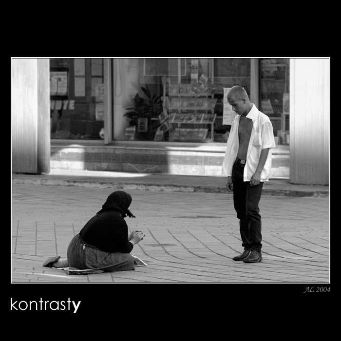 kontrast<b>y</b>