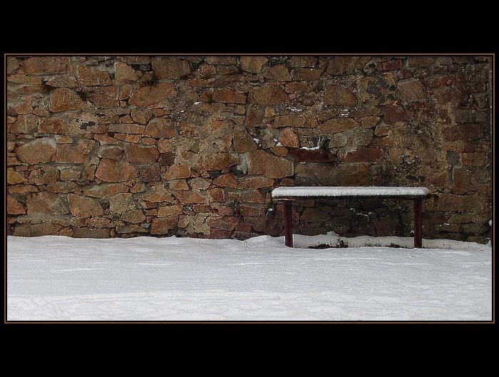 U hřbitovní zdi je volno....