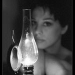 Kira ve svitu petrolejky