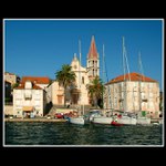 <b>PŘED KOSTELEM</b>