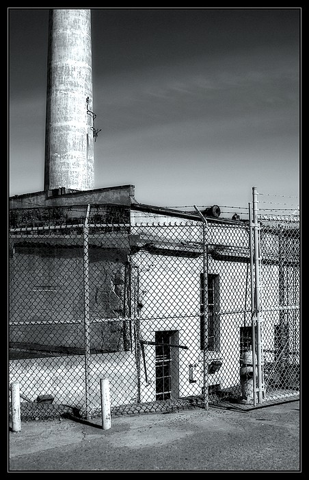 Neviditelna naha kominice pod podnikovou sprchou