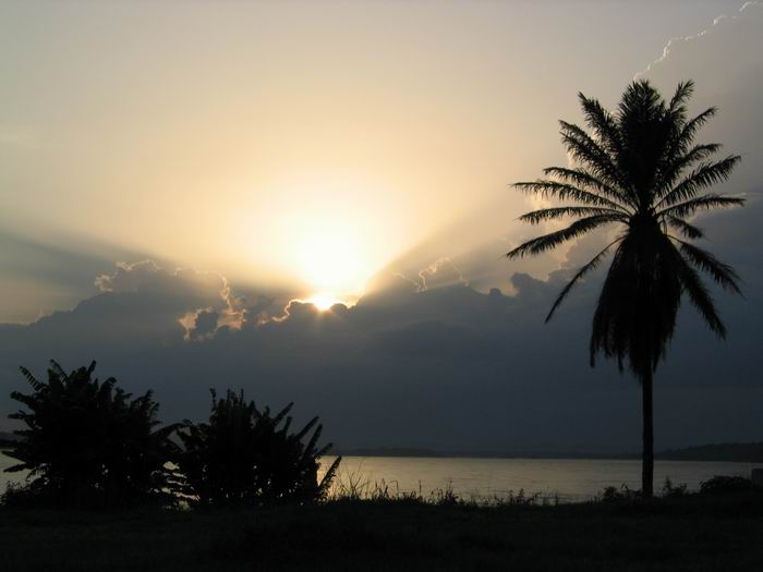 Oslnujici zapad slunce v Kinshase