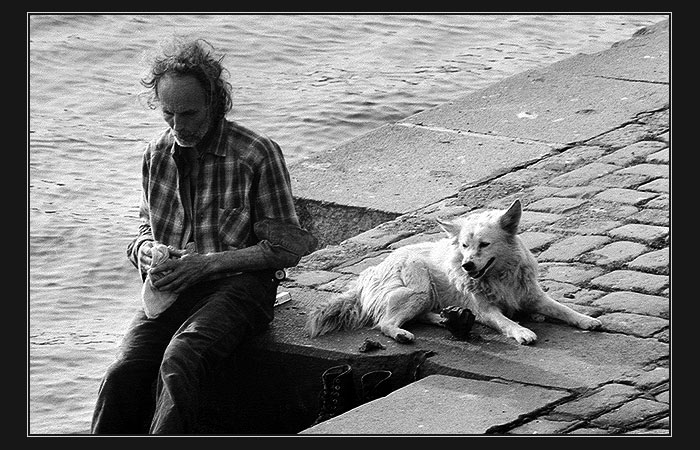 Praha-lidé: Bezdomovec na nábřeží Vltavy