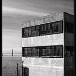 Alcatraz - Model Industries Building<br>(v pozadi Golden Gate Bridge)
