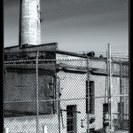 Neviditelna naha kominice pod podnikovou sprchou