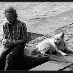 Praha-lidé: Bezdomovec na nábřeží Vltavy