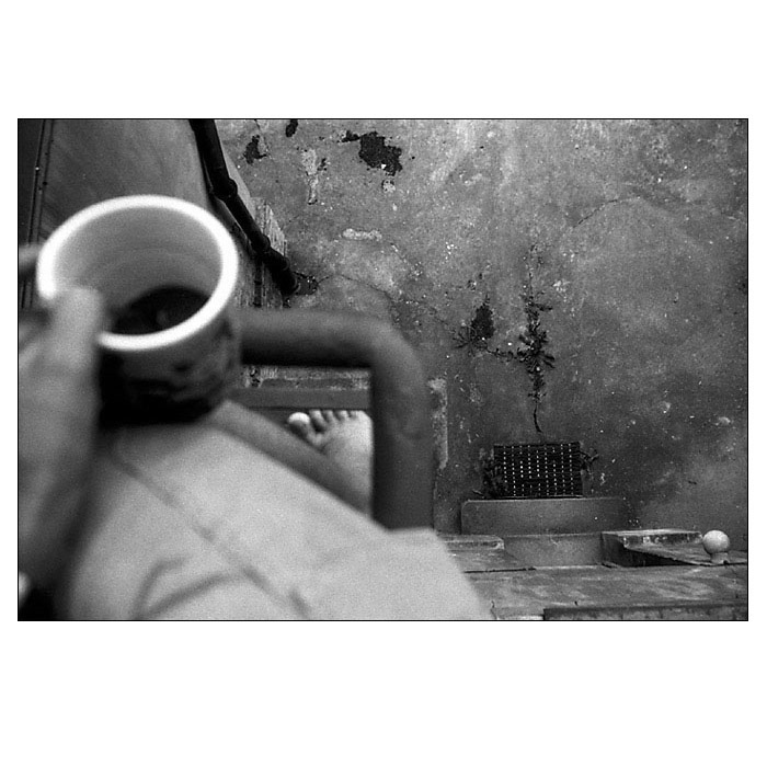 To je ta epizoda s kávou a balkónem.