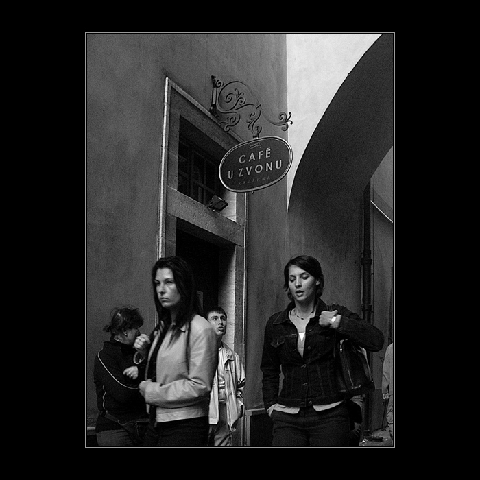 * <b> U ZVONU </b> *