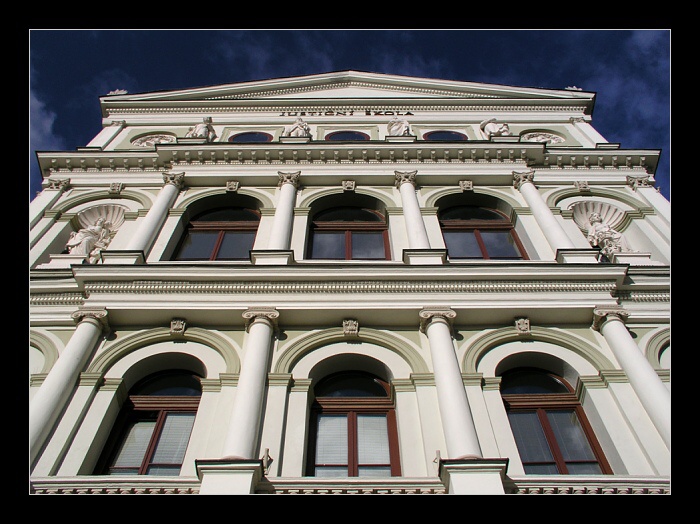 nad spravedlností se stahují mraky