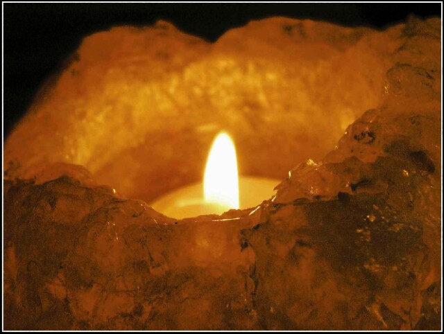 Černá hodinka u solné lampy...