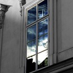 Malostranské okno v barvách ala Saudek