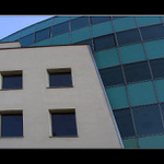 Kov a sklo verzus mur