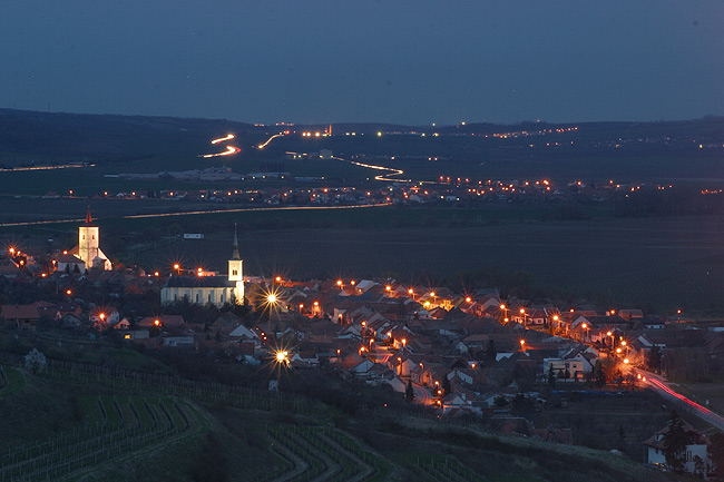 ... v noci