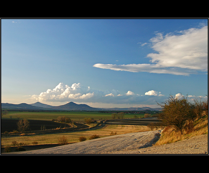 <b>Podvečer ve Středohoří</b>