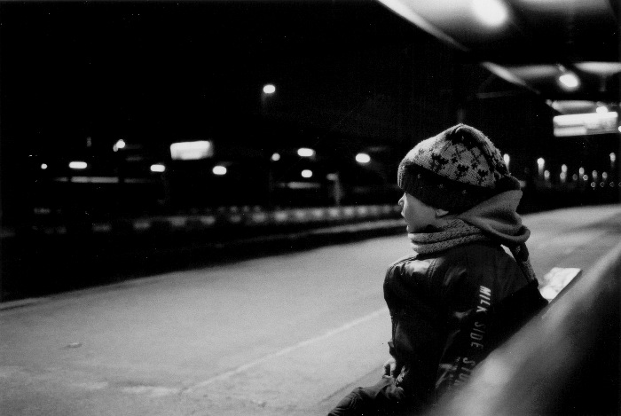 Na treti kolej prijizdi vlak z Vizovic