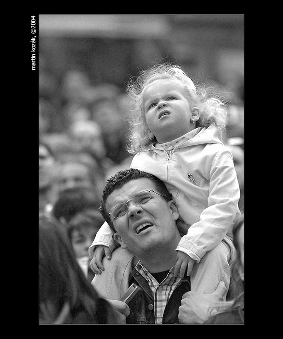 ne všem turistům se líbí orloj