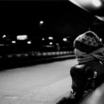 Na treti kolej prijizdi vlak z Vizovic