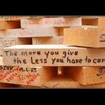 dobrá srdce skrytá v cihlách