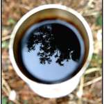 odraz v hladině kávy