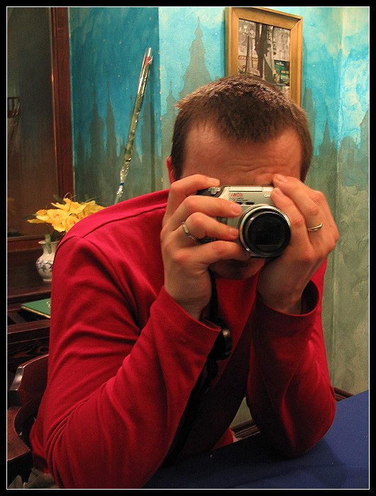 Muž s fotografickou maskou...