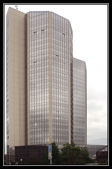 Hotel? Věž? Parkoviště pro turisty?